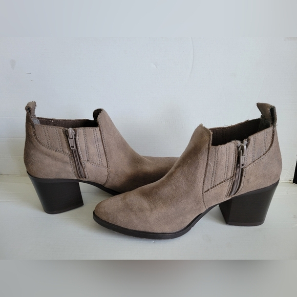 Candie's Women's Tan Faux Suede Side Zip Ankle Booties Size 8 - Picture 9 of 10